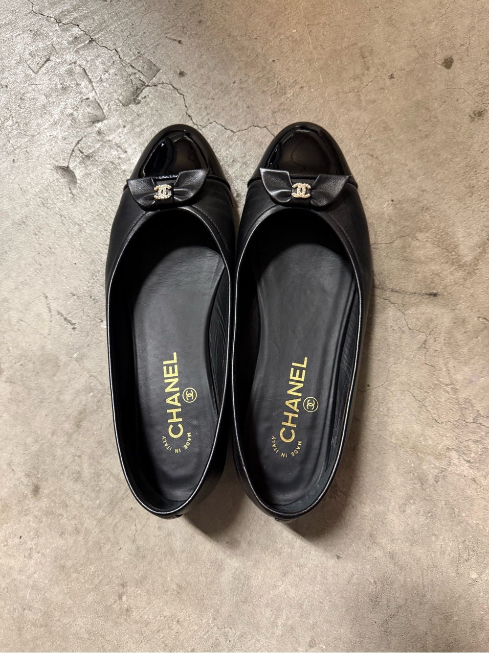 CHANEL Black Leather Ballet Flats with Patent Cap Toe and CC Charm - Picture 3 of 9